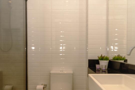 Banheiro social de kitnet/studio para alugar com 1 quarto, 30m² em Floresta, Porto Alegre