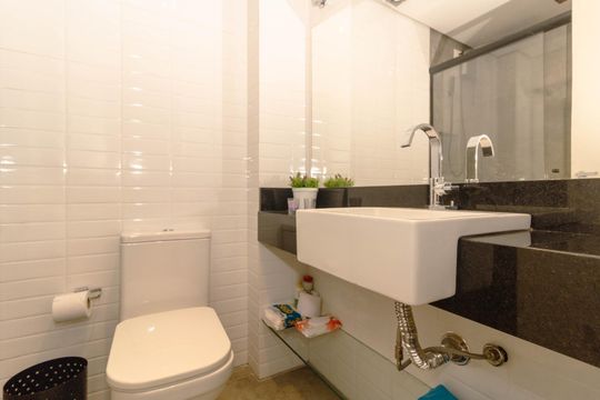 Banheiro social de kitnet/studio para alugar com 1 quarto, 30m² em Floresta, Porto Alegre