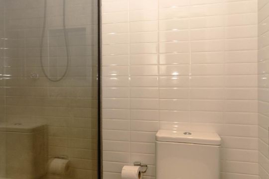 Banheiro social de kitnet/studio para alugar com 1 quarto, 30m² em Floresta, Porto Alegre
