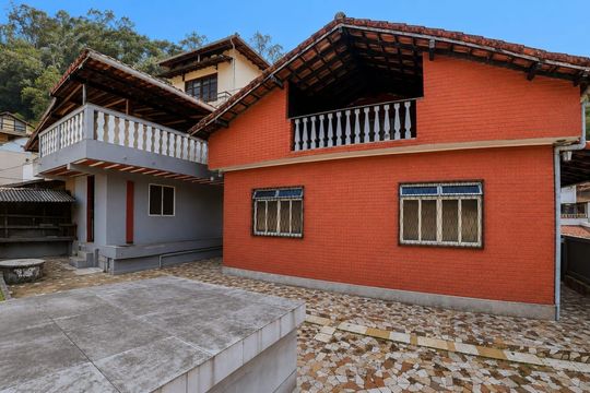 Fachada de casa para alugar com 3 quartos, 94m² em Duarte Silveira, Petrópolis