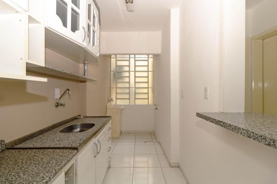 Cozinha de apartamento para alugar com 1 quarto, 48m² em São Sebastião, Porto Alegre