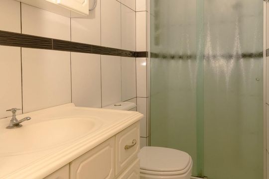 Banheiro de apartamento para alugar com 1 quarto, 48m² em São Sebastião, Porto Alegre