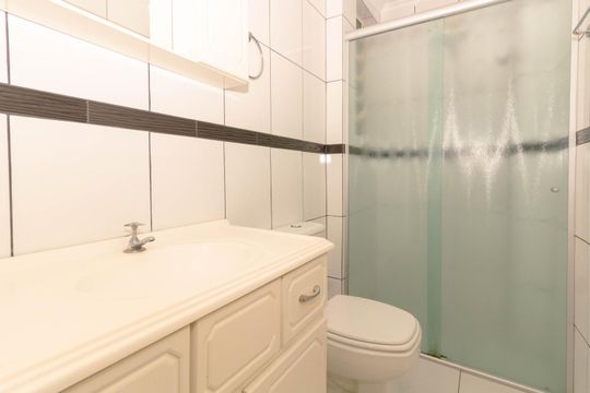 Banheiro de apartamento para alugar com 1 quarto, 48m² em São Sebastião, Porto Alegre
