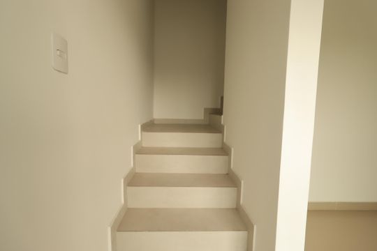 Escada de casa à venda com 2 quartos, 143m² em Jardim Rina, Santo André