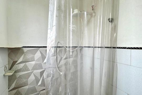 Banheiro de kitnet/studio para alugar com 1 quarto, 30m² em Jardim Presidente Dutra, Guarulhos
