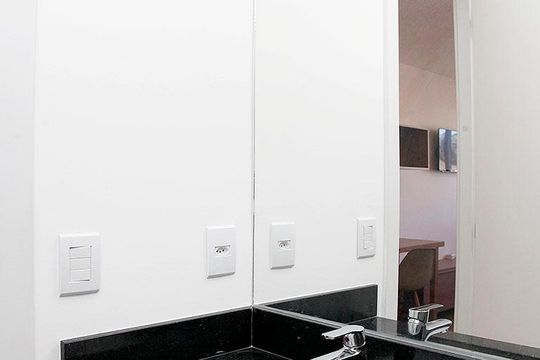 Banheiro de kitnet/studio para alugar com 1 quarto, 36m² em Rio Branco, Porto Alegre