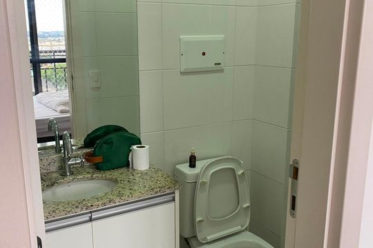 Banheiro de apartamento à venda com 1 quarto, 33m² em Portão, Curitiba