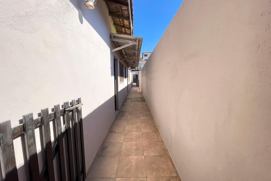 Corredor lateral de casa à venda com 2 quartos, 69m² em Jardim Cláudia, São Paulo
