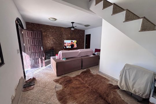 Sala de casa de condomínio à venda com 3 quartos, 265m² em Vargem Pequena, Rio de Janeiro