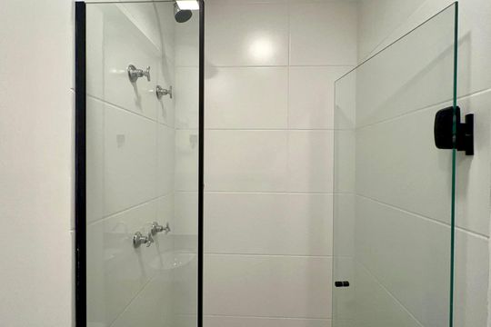 Banheiro de kitnet/studio para alugar com 1 quarto, 25m² em Pinheiros, São Paulo