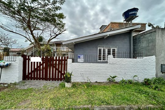 Fachada  de casa para alugar com 1 quarto, 35m² em Campeche, Florianópolis