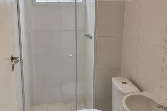 Banheiro de apartamento para alugar com 2 quartos, 48m² em Anchieta, Rio de Janeiro