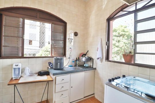 Cozinha de apartamento para alugar com 1 quarto, 65m² em Martins, Uberlândia