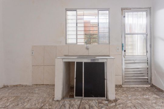 Cozinha de casa para alugar com 1 quarto, 15m² em Vila Gilda, São Paulo