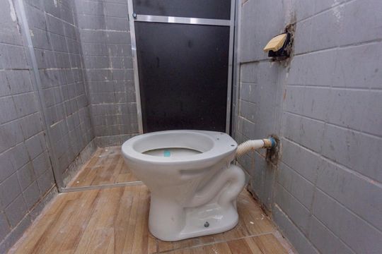 Banheiro social de casa para alugar com 1 quarto, 15m² em Vila Gilda, São Paulo