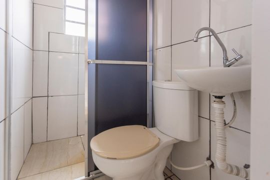 Banheiro de casa para alugar com 1 quarto, 15m² em Vila Gilda, São Paulo