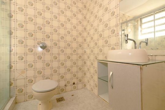 Banheiro de apartamento para alugar com 1 quarto, 48m² em Petrópolis, Porto Alegre