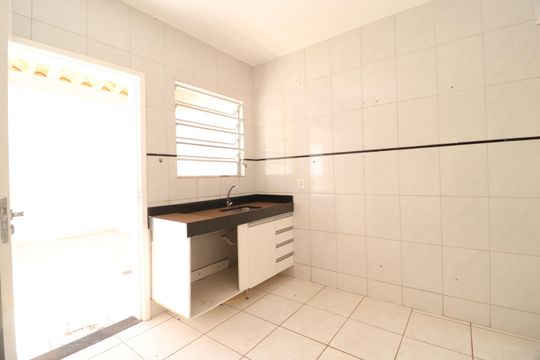 Cozinha de casa de condomínio para alugar com 3 quartos, 95m² em Morada da Colina, Uberlândia