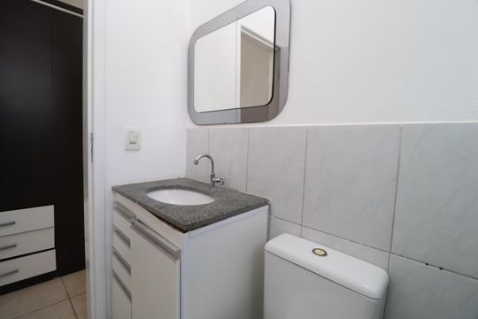 Banheiro do Quarto 2 de casa de condomínio para alugar com 3 quartos, 95m² em Morada da Colina, Uberlândia