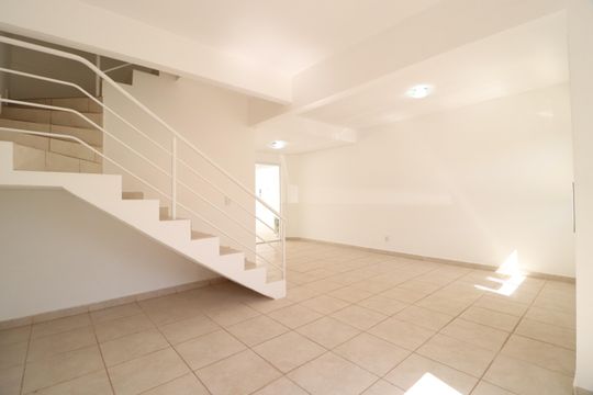 Sala de casa de condomínio para alugar com 3 quartos, 95m² em Morada da Colina, Uberlândia