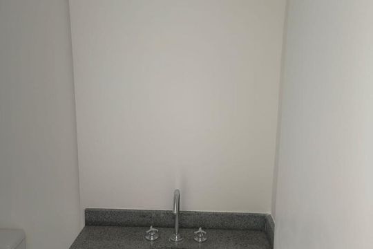 Banheiro de kitnet/studio para alugar com 1 quarto, 24m² em Bela Vista, São Paulo