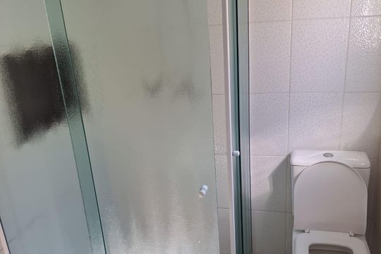 Banheiro de casa para alugar com 3 quartos, 100m² em Vila Taquari, São Paulo