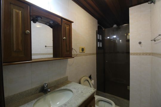 Banheiro de casa de condomínio para alugar com 2 quartos, 225m² em Taquara, Rio de Janeiro