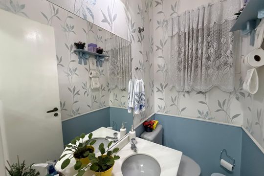 Lavabo de casa de condomínio para alugar com 3 quartos, 140m² em Parque Maria Helena, São Paulo