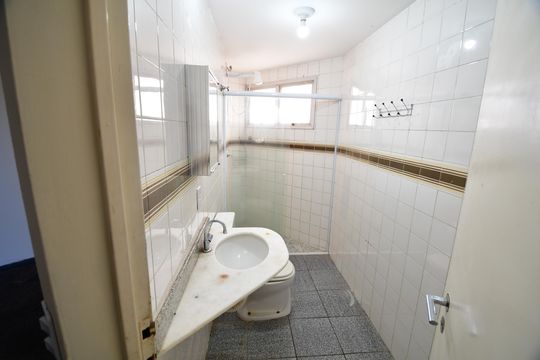 Banheiro de apartamento à venda com 1 quarto, 58m² em Centro, Campinas