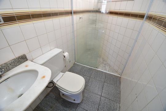 Banheiro de apartamento à venda com 1 quarto, 58m² em Centro, Campinas