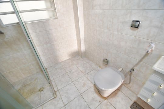 Banheiro de apartamento à venda com 3 quartos, 144m² em Centro, Campinas