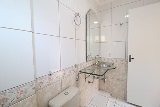 Banheiro do Quarto 3 de apartamento para alugar com 3 quartos, 85m² em Tibery, Uberlândia