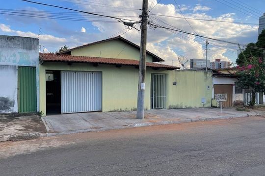Fachada de casa à venda com 3 quartos, 168m² em Jardim América, Goiânia