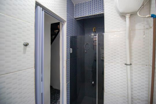 Banheiro de kitnet/studio para alugar com 1 quarto, 30m² em Ramos, Rio de Janeiro