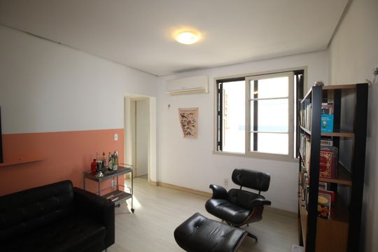 Sala de apartamento à venda com 2 quartos, 70m² em Petrópolis, Porto Alegre