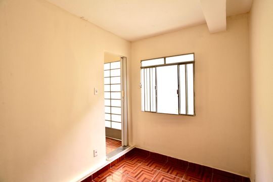 Quarto 1 de casa para alugar com 2 quartos, 40m² em Camargos, Belo Horizonte