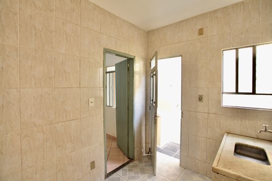 Cozinha e Área de serviço de casa para alugar com 2 quartos, 40m² em Camargos, Belo Horizonte