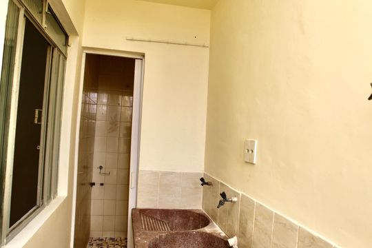 Cozinha e Área de Serviço de casa para alugar com 2 quartos, 40m² em Camargos, Belo Horizonte