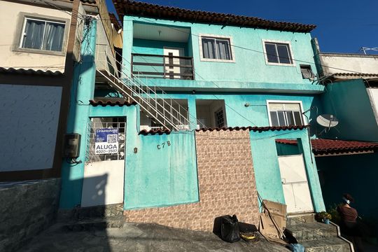 Fachada + placa de casa para alugar com 1 quarto, 45m² em Vila Valqueire, Rio de Janeiro