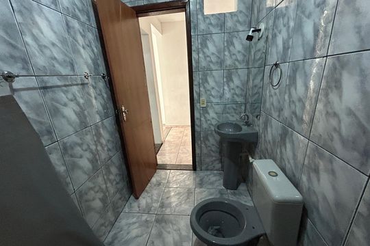 Banheiro de casa para alugar com 1 quarto, 45m² em Vila Valqueire, Rio de Janeiro