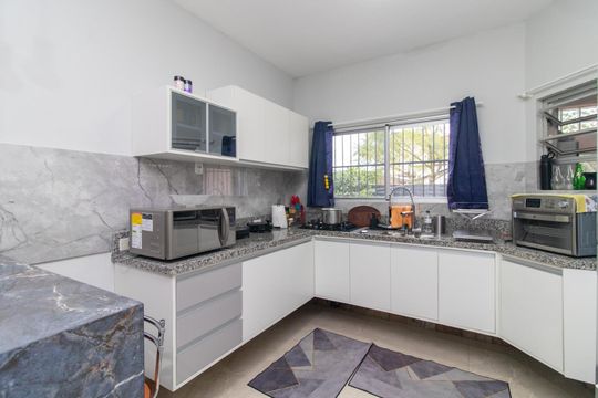 Cozinha de casa à venda com 4 quartos, 216m² em Vila Nova, Porto Alegre