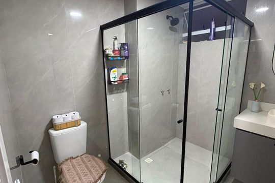 Banheiro de apartamento para alugar com 1 quarto, 57m² em Jardim Alvorada, Nova Iguaçu