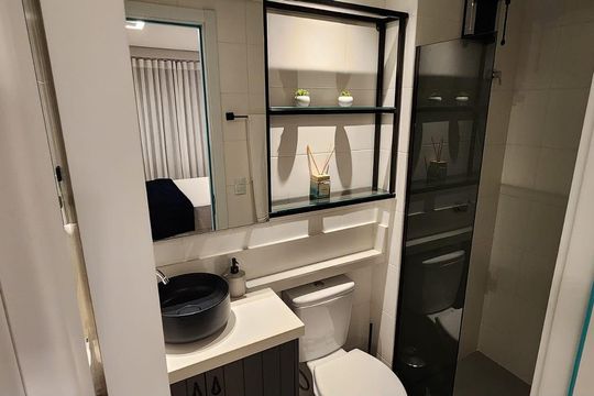 Banheiro de apartamento para alugar com 1 quarto, 26m² em Água Verde, Curitiba