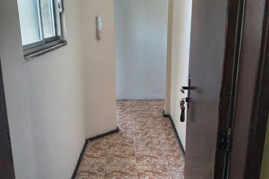 Corredor de apartamento para alugar com 2 quartos, 63m² em Anchieta, Nilópolis