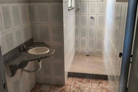 Banheiro de apartamento para alugar com 2 quartos, 63m² em Anchieta, Nilópolis