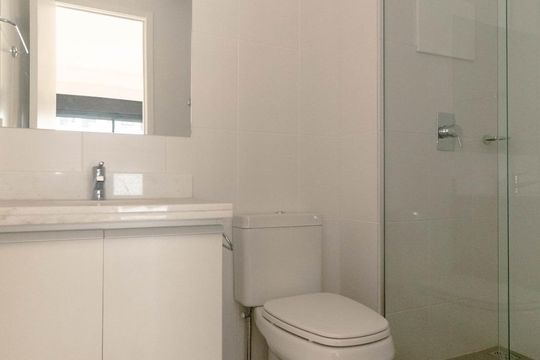 Banheiro de apartamento para alugar com 1 quarto, 48m² em Jardim do Salso, Porto Alegre