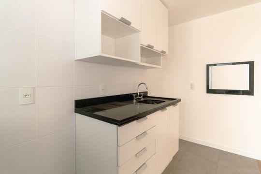 Cozinha de apartamento para alugar com 1 quarto, 48m² em Jardim do Salso, Porto Alegre