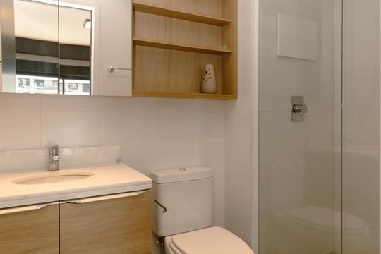 Banheiro de apartamento para alugar com 1 quarto, 48m² em Jardim do Salso, Porto Alegre