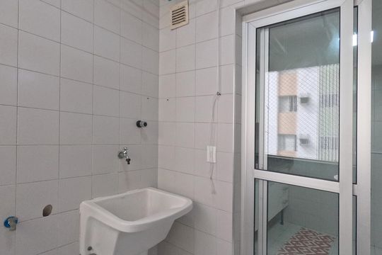 Área da Serviço de apartamento para alugar com 2 quartos, 119m² em Vila Mathias, Santos