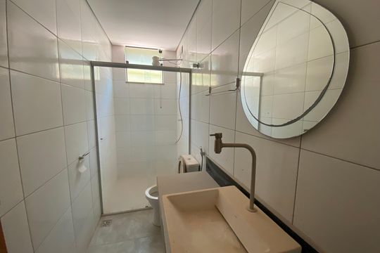 Banheiro social de apartamento para alugar com 1 quarto, 45m² em Cinquentenario, Belo Horizonte